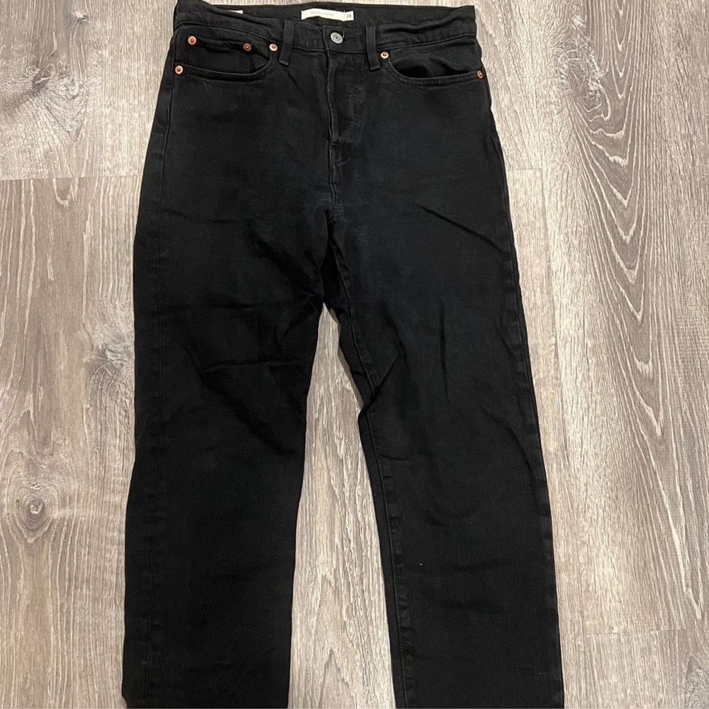 black wedgie straight levi's size 28
model-5'3